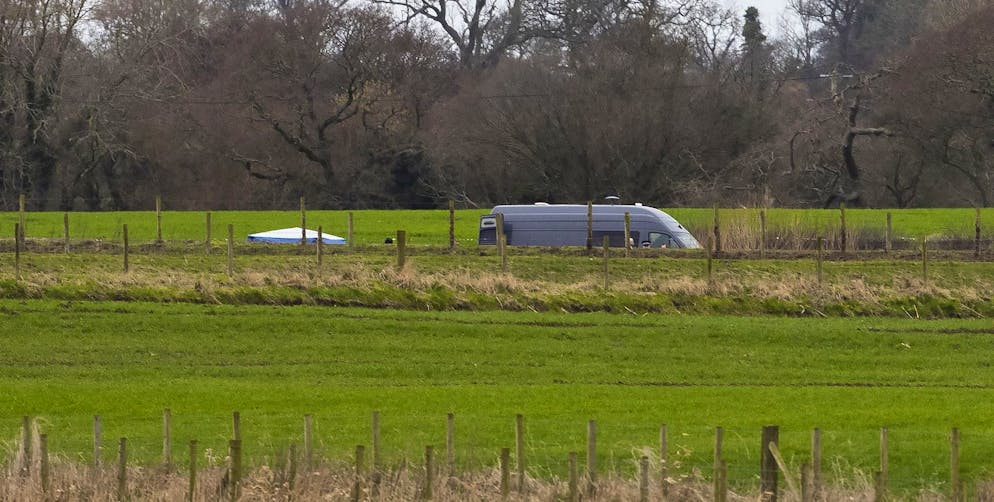 Ein Zelt wird am Fluss Wyre aufgestellt, nachdem im Fluss eine Leiche gefunden worden ist.