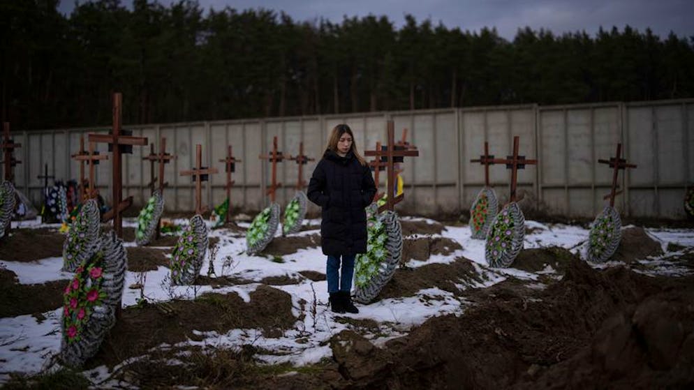 Eine Ukrainerin steht auf dem Friedhof in Bucha, einem Vorort Kiews. Butcha wurde zum Synonym für die schlimmsten Gräueltaten des Krieges.