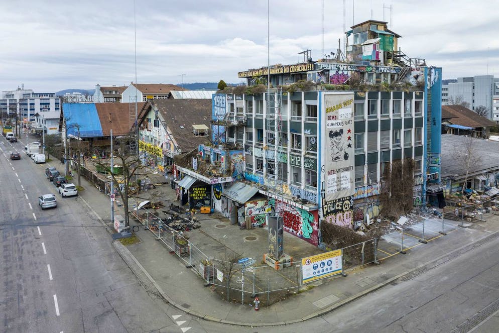 Blick auf das ehemalig besetzte Koch Areal in Zürich. Auf rund 30'000 Quadratmeter entstehen 325 preisgünstige Wohnungen, ein Gewerbehaus und einen Park.
