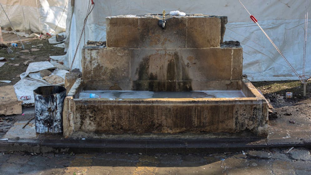 Mehr als 46.000 Tote – viele Schulen in Syrien zerstört - Gallery. Die einzige Quelle für fliessendes Wasser in einem Behelfslager in Kahramanmaras.