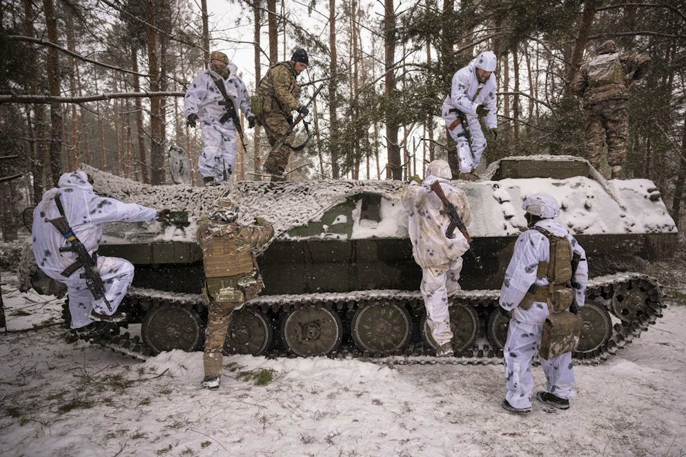 Ukrainische Soldaten steigen auf einen Panzer im Raum Kupjansk. Russland hat nach eigenen Angaben die Ortschaft Hrjanykiwka eingenommen. 