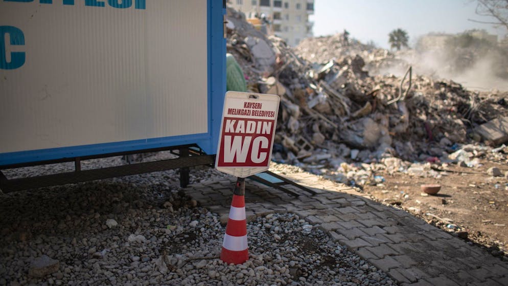 Mehr als 46.000 Tote – viele Schulen in Syrien zerstört - Gallery. Eine von der Gemeinde Kayseri bereitgestellte mobile Toilette für Frauen neben einem eingestürzten Gebäude im Epizentrum des Erdbebens.