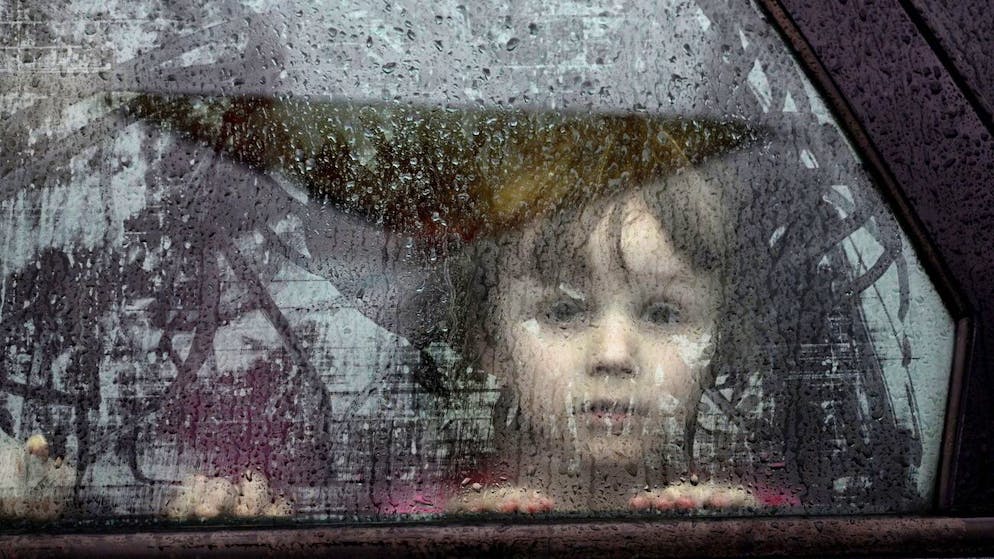 Ein Kind, das mit seiner Familie aus der Ukraine geflüchtet ist, erreicht am 9. April 2022 Polen. Viele Geflüchtete sind nach wie vor nicht zurückgekehrt. 