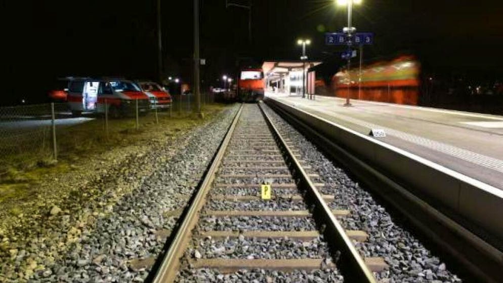 An dieser Stelle im Bahnhof Wiesendangen ist ein Zug mit Gegenständen kollidiert, die auf den Gleisen lagen.