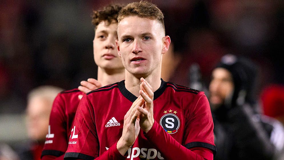 Jakub Jankto bedankt sich nach dem Spiel bei den Fans.