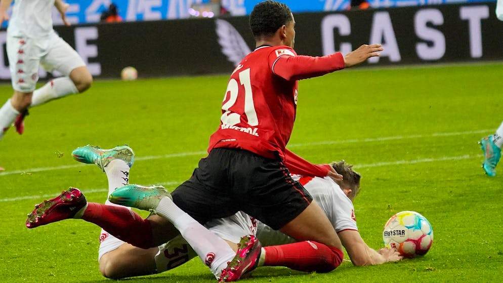 Silvan Widmer wird im gegnerischen Sechzehner gefoult.