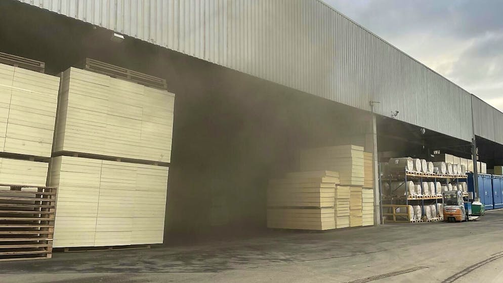 Viel Rauch gab es beim Brand in einem Industriegebäude in Boswil AG. Ein technischer Defekt habe den Brand ausgelöst.