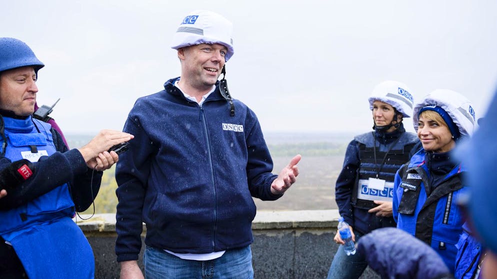 Chronik des Kriegsausbruchs: Der 24. Februar 2022 in Bildern. <strong>23:22 Uhr</strong> – Die OSZE-Mission evakuiert alle Mitarbeiter aus der Ukraine.