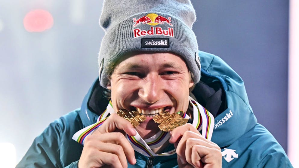 Marco Odermatt strahlt mit seinen beiden Goldmedaillen.