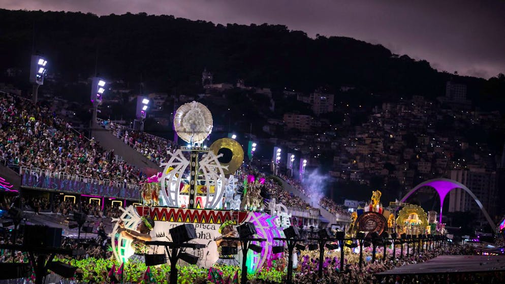 Tänzer der Sambaschule Mangueira bei einer Parade während der Karnevalsfeierlichkeiten im Sambadrom in Rio de Janeiro. Foto: Bruna Prado/AP/dpa