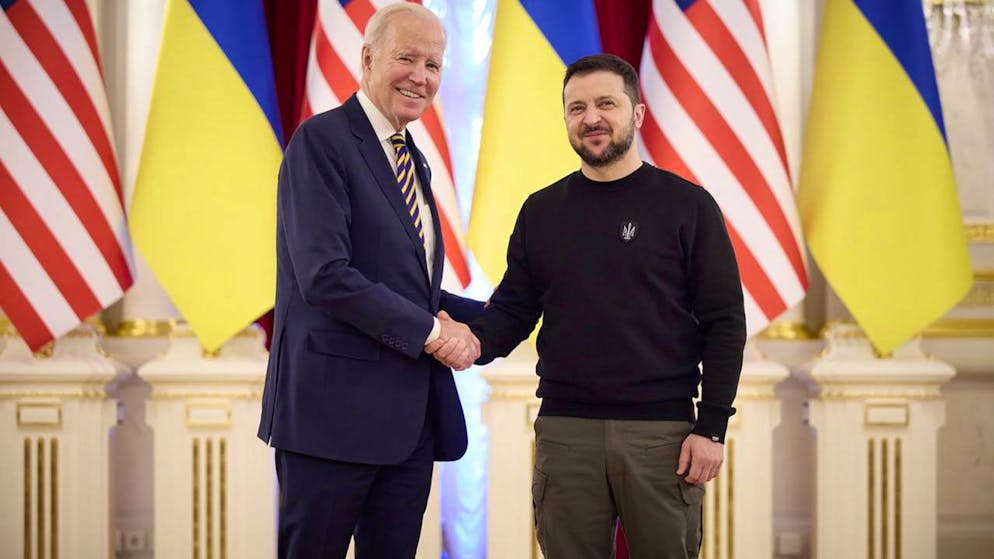 La stretta di mano tra il presidente Usa Joe Biden e il suo omologo ucraino Volodymyr Zelensky