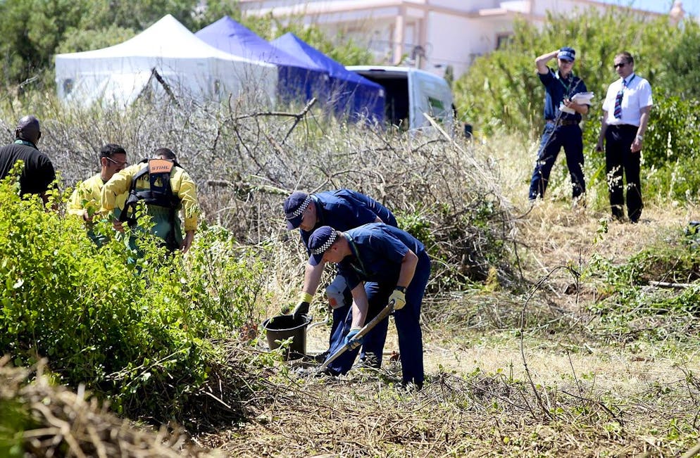 Polin behauptet, sie sei Maddie McCain. Die britische Polizei sucht in Praia da Luz, Südportugal, im Juni 2014 im Gestrüpp nach dem vermissten britischen Mädchen Madeleine McCann. 