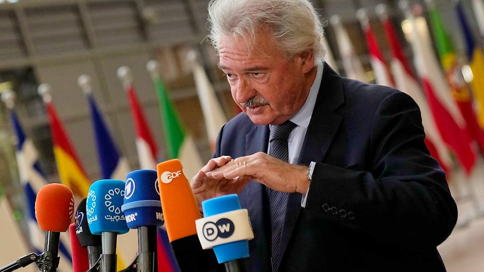 Der Außenminister von Luxemburg Jean Asselborn spricht bei einem Treffen der EU-Außenminister im Gebäude des Europäischen Rates  mit Journalisten. Foto: Virginia Mayo/AP/dpa