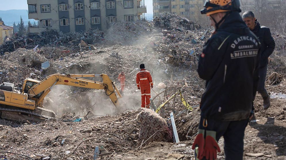 PRODUKTION - Das deutsche Team der ehrenamtliche Organisation «Deathcare» inspiziert ein beschädigtes Gebäude im Epizentrum des Erdbebens. Foto: Ahmed Deeb/dpa