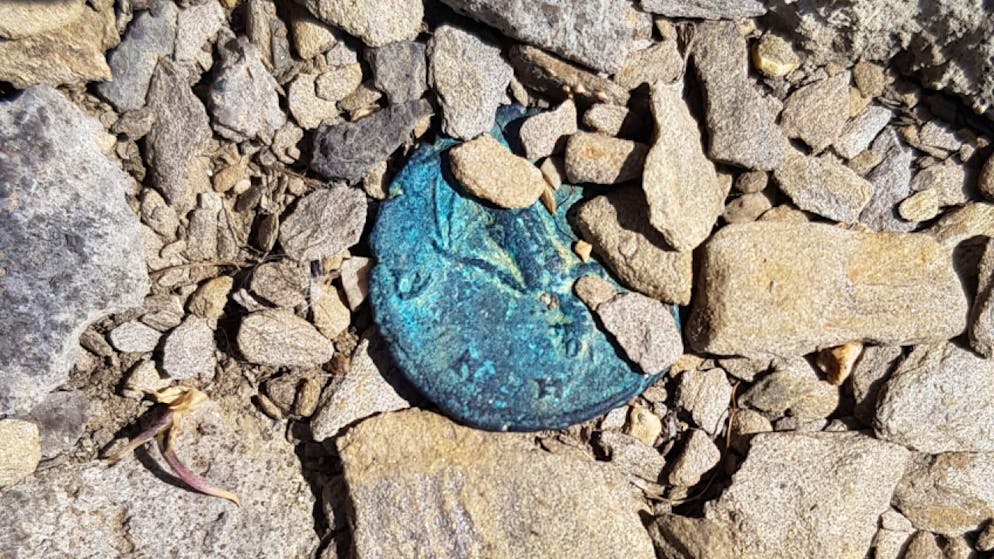 Römische Münzen in den Berner Hochalpen entdeckt - Gallery. Eine römische Münze am Fundort beim Ammertenhorn.