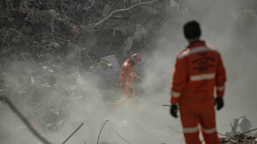 Mitglieder eines Such- und Rettungsteams suchen nach Menschen unter den Trümmern im Epizentrum des Erdbebens bei Kharamanmaras.