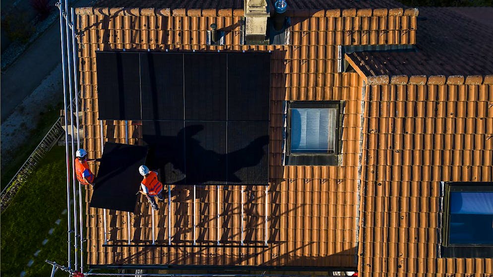 Im Kanton Zürich soll es strengere Vorschriften zum Bau von Solaranlagen geben. Der Kantonsrat hat am Montag einen entsprechenden Vorstoss überwiesen. (Symbolbild)