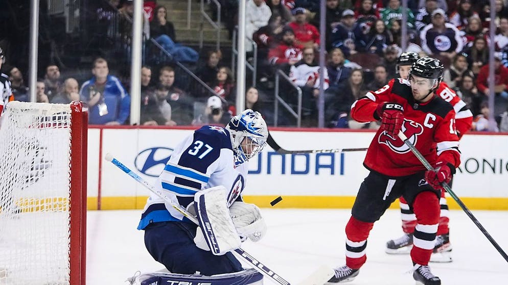 Nico Hischier sieht den Schuss vom gegnerischen Goalie geblockt.