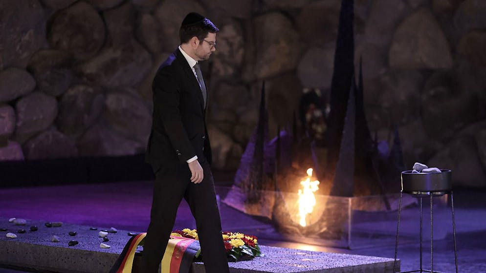 Marco Buschmann, Justizminister von Deutschland, legt bei seinem Besuch in der Holocaust-Gedenkstätte Yad Vashem einen Kranz in der Halle der Erinnerung nieder. Foto: Ilia Yefimovich/dpa