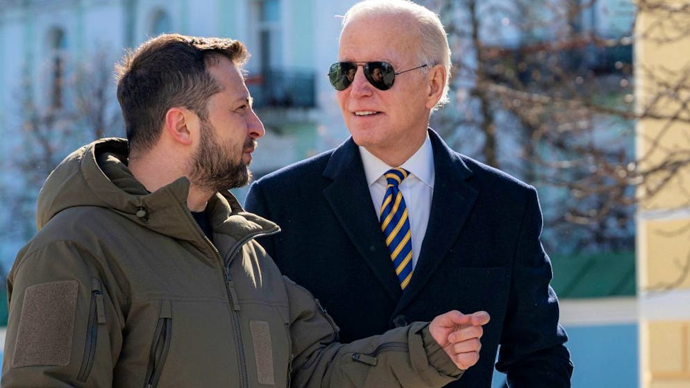 HANDOUT - Präsident der USA Joe Biden (r) und Wolodymyr Selenskyj, der Präsident der Ukraine, unterhalten sich. Unter strengsten Sicherheitsvorkehrungen ist US-Präsident Joe Biden zu einem Besuch in der Ukraine eingetroffen. Foto: Uncredited/Ukrainian Presidential Press Office/AP/dpa - ACHTUNG: Nur zur redaktionellen Verwendung und nur mit vollständiger Nennung des vorstehenden Credits