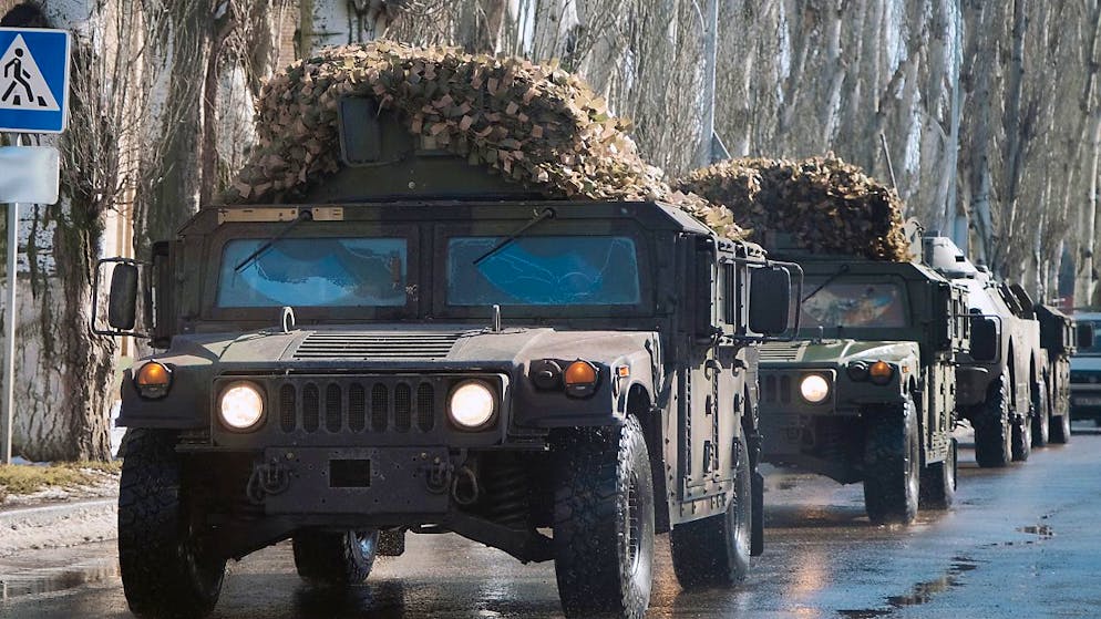 In einem Brief bittet Josep Borrell die EU-Staaten um eine Ausweitung der Munitionslieferungen an die Ukraine auf. Hintergrund des Appells sind Sorgen, dass der Ukraine in der nächsten Zeit dringend benötigte Munitionstypen fehlen könnten. Insbesondere geht es dabei um Artilleriegeschosse. Foto: Alex Babenko/AP/dpa