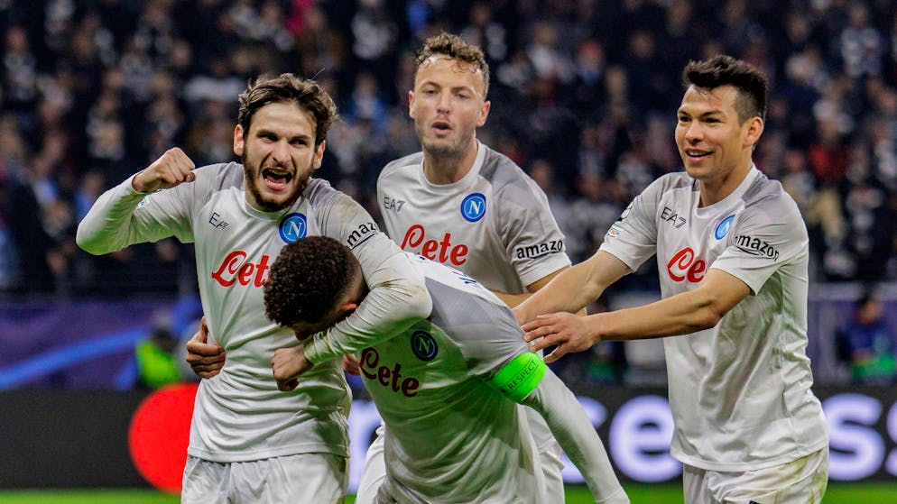 Mit einem Bein im Viertelfinal. Napoli souverän, Frankfurt in Unterzahl chancenlos