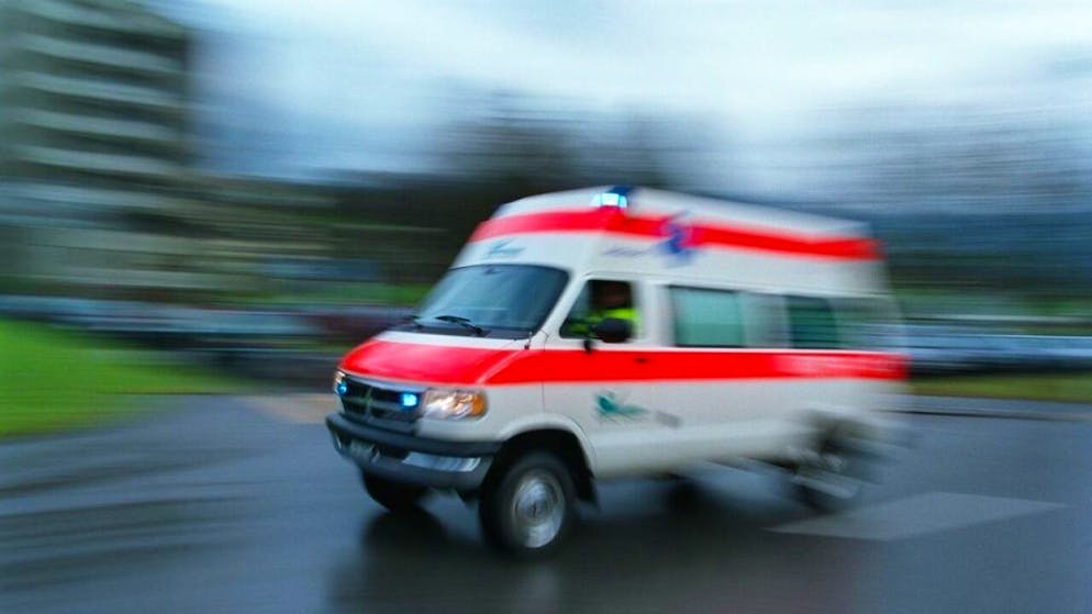 Eine Ambulanz brachte am Dienstag die schwer verletzte Rollerfahrerin von Wabern ins Spital. (Symbolbild)