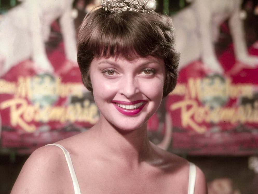 Nadja Tiller. Nadja Tiller vor dem Plakat zu ihrem Film «Das Mädchen Rosemarie» im Jahr 1958. Mit diesem Film gelang ihr der internationale Durchbruch.