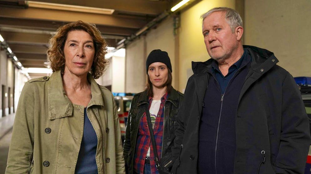 Kann man genetisch bedingt jung an Demenz erkranken?. Moritz Eisner (Harald Krassnitzer), seine Kollegin Bibi Fellner (Adele Neuhauser, links) und Meret Schande (Christina Scherrer) ermitteln gemeinsam im neuen Wiener «Tatort».