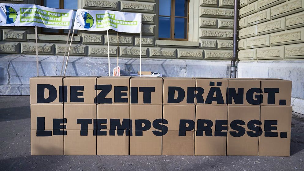 Die Jungen Grünen haben nach eigenen Angaben über 105'000 Unterschriften für ihre Umweltverantwortungsinitiative bei der Bundeskanzlei eingereicht.