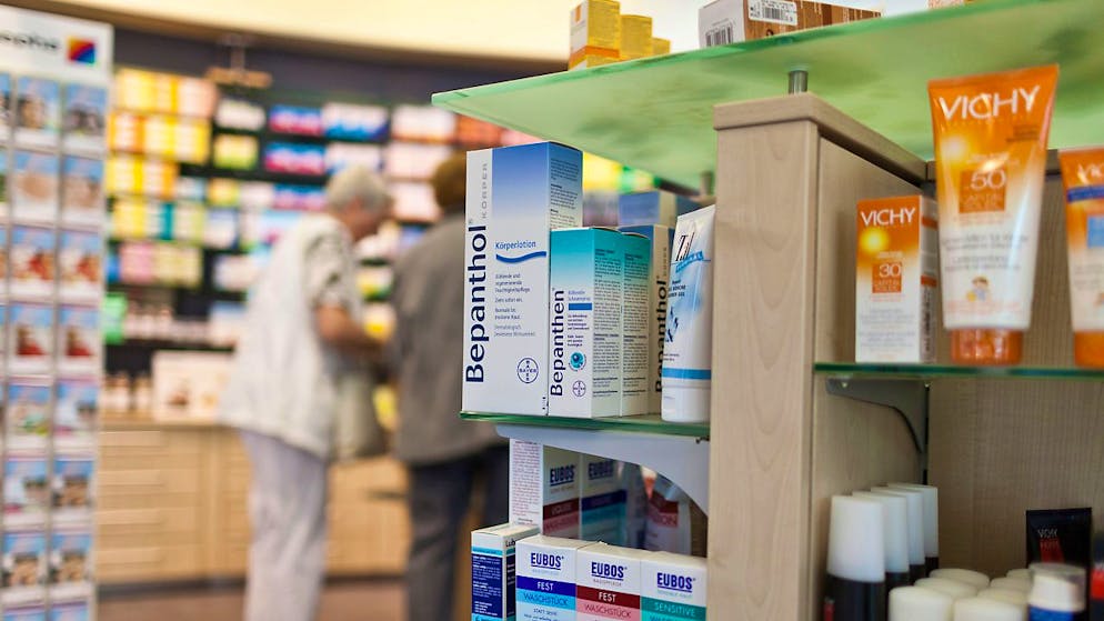 Überdurchschnittlich stark stiegen im vergangenen Jahr gemäss Santésuisse die Kosten bei den Apotheken. Insgesamt seien die Medikamentenkosten in der Grundversicherung pro Person um 4,6 Prozent erneut überdurchschnittlich stark angestiegen. (Archivbild)