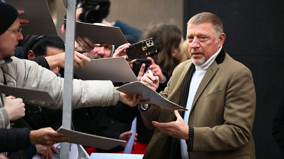 Becker-Doku an Berlinale. Boris Becker, ehemaliger Tennis-Profi und Protagonist, schreibt bei seiner Ankunft zum Fototermin für den Film «Boom! Boom! The World vs. Boris Becker» im Rahmen der Berlinale Autogramme.
