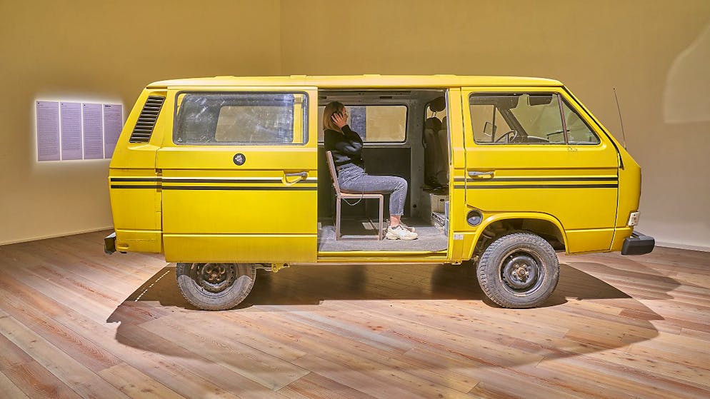 Künstlerische Spiele mit dem Hörsinn im Museum Tinguely Basel - Gallery. "LOS-CDG (Lagos to Paris)" des nigerianischen Künstkers Emeka Ogboh im Museum Tinguely.
