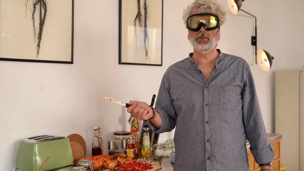 Kann man genetisch bedingt jung an Demenz erkranken?. Gernot Schlager (Dirk Stermann), den Chef des Toten, überraschen die Ermittler beim Herstellen eines Chilis.