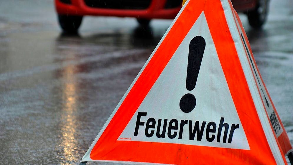 Die Feuerwehr Cham regelte nach dem Unfall den Verkehr. (Symbolbild)
