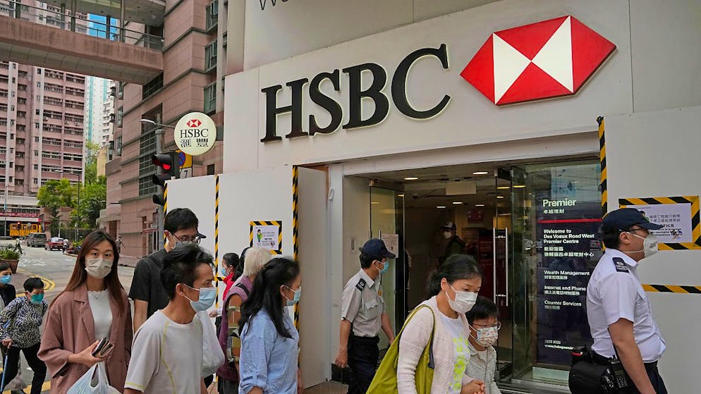 Die britische Grossbank HSBC hat im vergangenen Jahr dank steigender Zinsen und gut laufender Geschäfte in Asien operativ deutlich mehr verdient. (Archivbild)