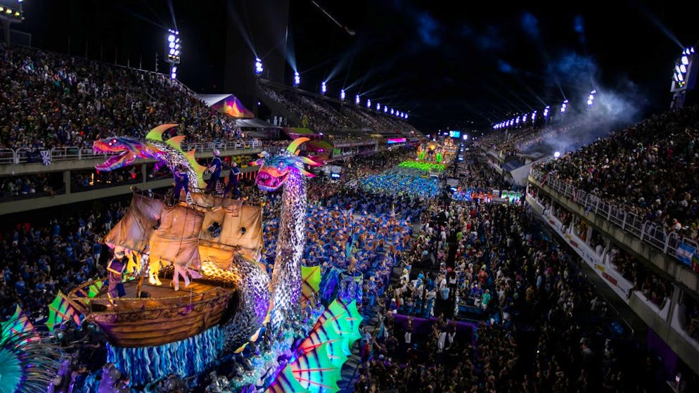 Darstellerinnen und Darsteller der Sambaschule Paraiso de Tuiuti paradieren während des Karnevals im Sambadrom in Rio. Foto: Bruna Prado/AP/dpa