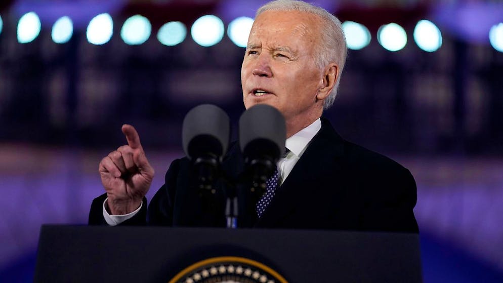 Joe Biden, Präsident der USA, hält eine Rede im Königlichen Schlossgarten in Warschau nach einem Treffen mit dem polnischen Präsidenten Duda. Nach Bidens Aufenthalt in Kiew besucht dieser nun Warschau. Foto: Evan Vucci/AP/dpa