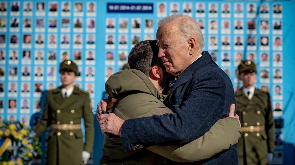 dpatopbilder - HANDOUT - US-Präsident Joe Biden und sein ukrainischer Amtskollege Wolodymyr Selenskyj umarmen sich zum Abschied an der Gedenkmauer für die gefallenen Verteidiger der Ukraine. Foto: Uncredited/Ukrainian Presidential Press Office/AP/dpa - ACHTUNG: Nur zur redaktionellen Verwendung und nur mit vollständiger Nennung des vorstehenden Credits