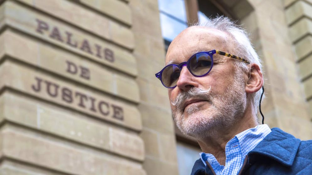 Der Arzt und frühere Vizepräsident der Westschweizer Sektion der Sterbehilfeorganisation Exit, Pierre Beck, bei einem Gerichtstermin in Genf im März 2020. (Archivbild)