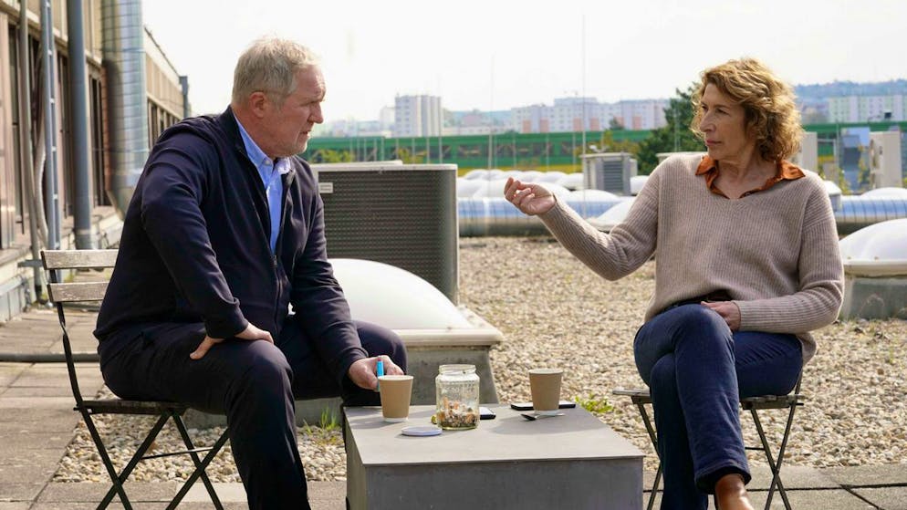 Kann man genetisch bedingt jung an Demenz erkranken?. Moritz Eisner (Harald Krassnitzer) und seine Kollegin Bibi Fellner (Adele Neuhauser) teilen sich auf dem Dach ihres Präsidiums eine Zigarette.