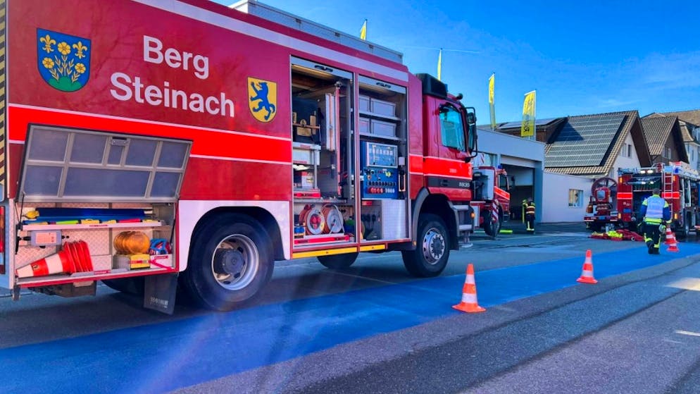 Als die Feuerwehr mit rund 30 Personen am Brandort eintraf, hatten Mitarbeiter des Carrosserie-Spritzwerks das Feuer schon weitgehend selber gelöscht.