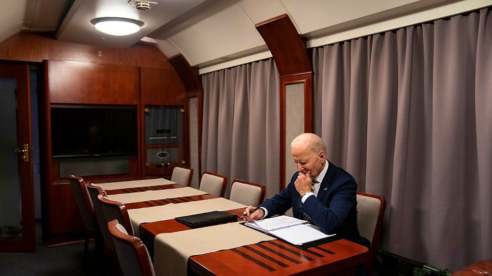 dpatopbilder - US-Präsident Joe Biden sitzt im Nachtzug gen Kiew. Foto: Evan Vucci/POOL AP/dpa