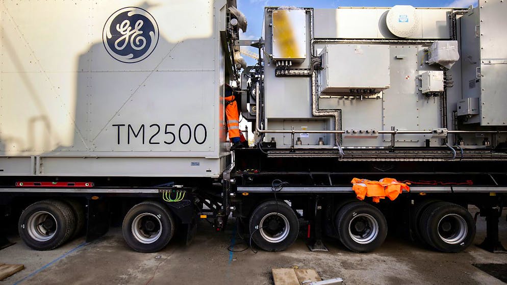 Die acht grossen Gasturbinen-Einheiten in Birr AG sind für das Reservekraftwerk des Bundes aufgestellt. Die Anlage wird wohl Ende März voll einsatzbereit sein. Die Standortgemeinde erhält als Entschädigung vier Millionen Franken. (Archivbild)