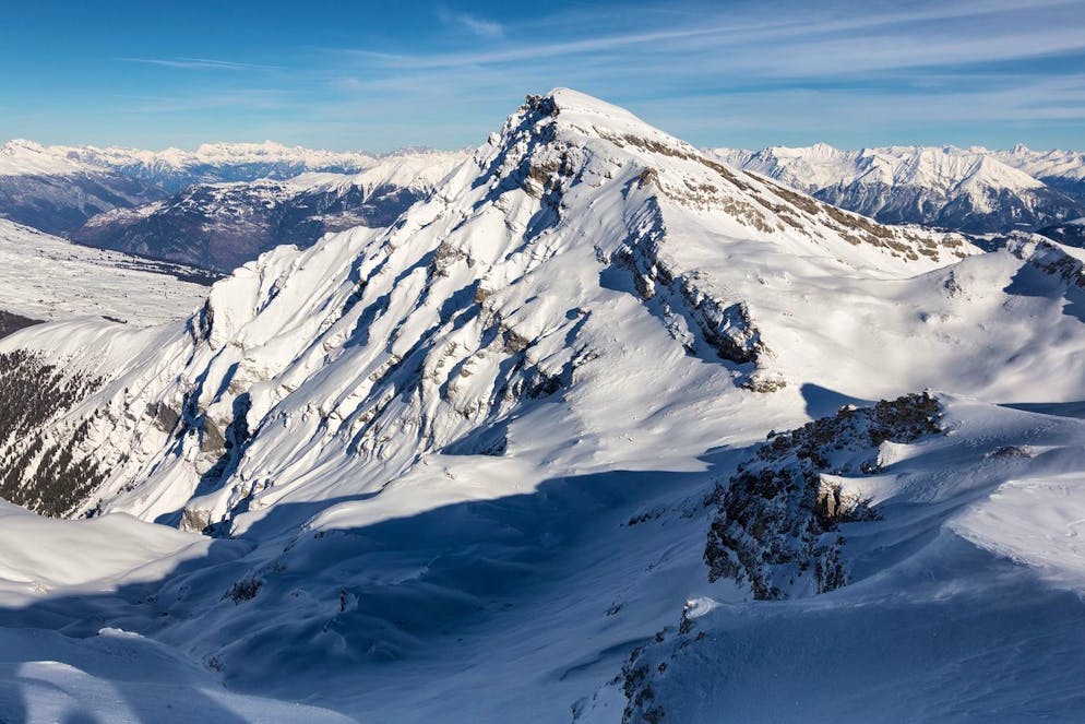 Blick vom Piz Tuf oberhalb Wergenstein auf den Piz Beverin. In diesem Gebiet lebt das Beverin Wolfsrudel. 