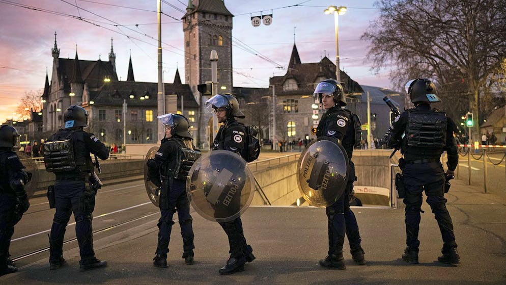 Polizisten sichern den Bereich um das Landesmuseum und Bahnhof gegen die Demonstranten am 18. Februar in Zürich. 