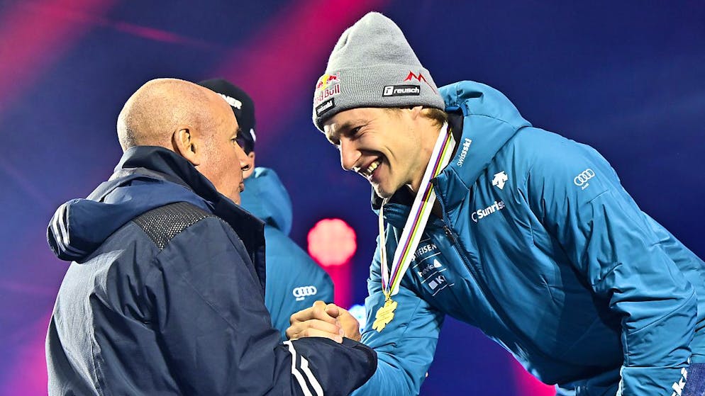FIS-Präsident Eliasch über die WM, Medienrechte und Urs Lehmann - Gallery. Nach dem WM-Triumph im Riesenslalom nimmt Marco Odermatt die Gratulationen von FIS-Präsident Johan Eliasch entgegen
