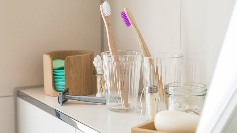 Damit Zahnbürsten nach dem Zähneputzen gut trocknen können und Keime es schwer haben, sollten sie stehend aufbewahrt werden. 