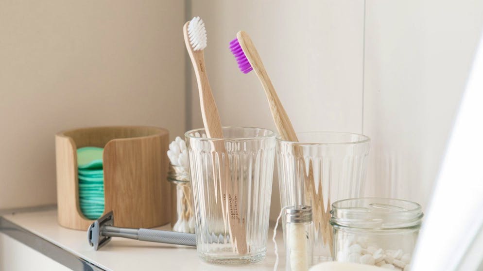 Fäkalbakterien im Mund. Darum solltest du die Zahnbürste niemals zu nah am WC lagern