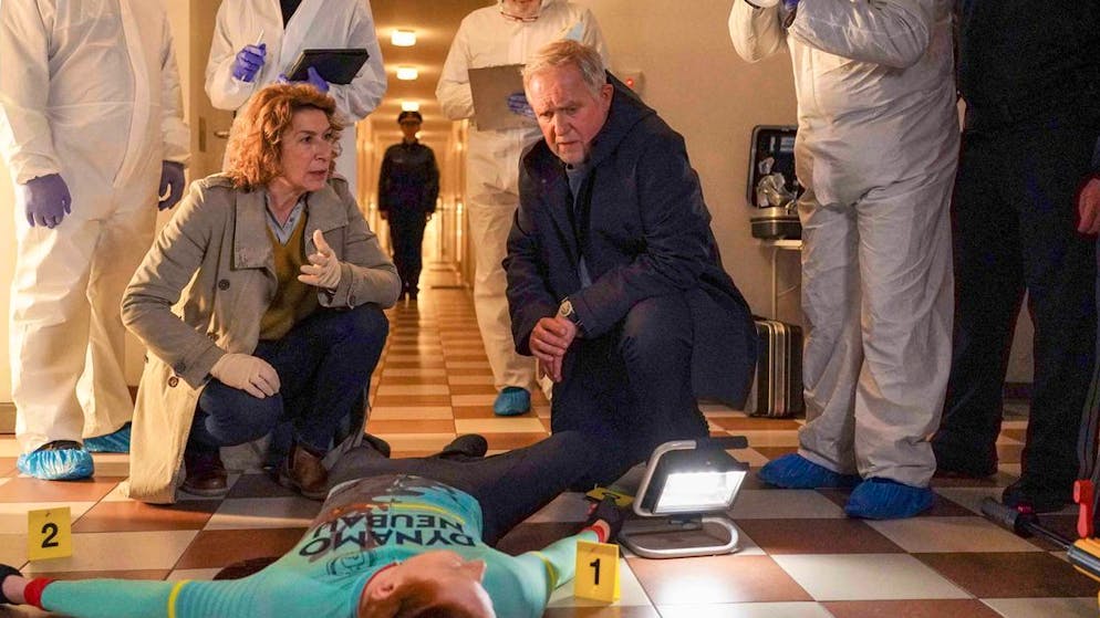 Kann man genetisch bedingt jung an Demenz erkranken?. Moritz Eisner (Harald Krassnitzer, dritter von rechts) und Bibi Fellner (Adele Neuhauser, zweite von links) finden am Tatort den ermordeten IT-Fachmann und Berater Marlon Unger (Felix Oitzinger) vor.